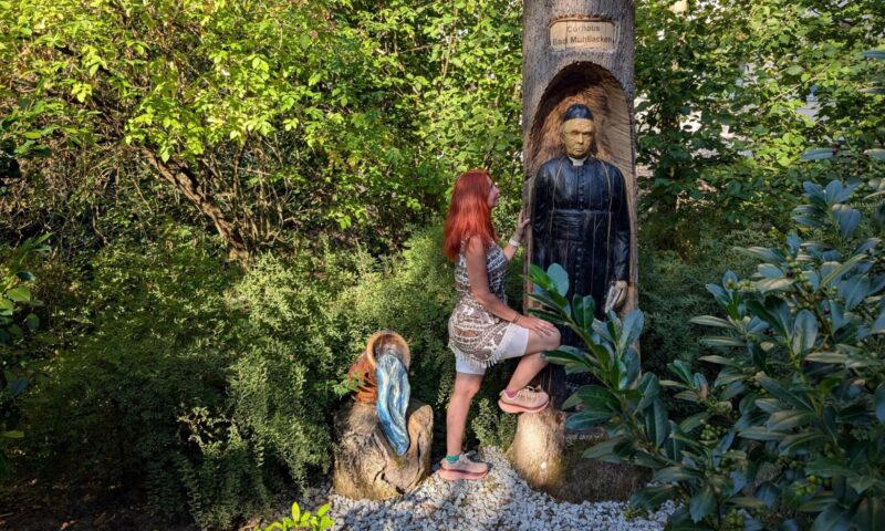 Karin neben Statue von Sebastian Kneipp