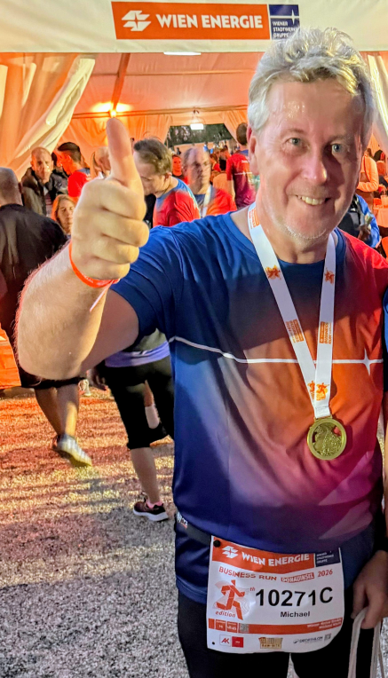 Michael mit Medaille und Daumen hoch