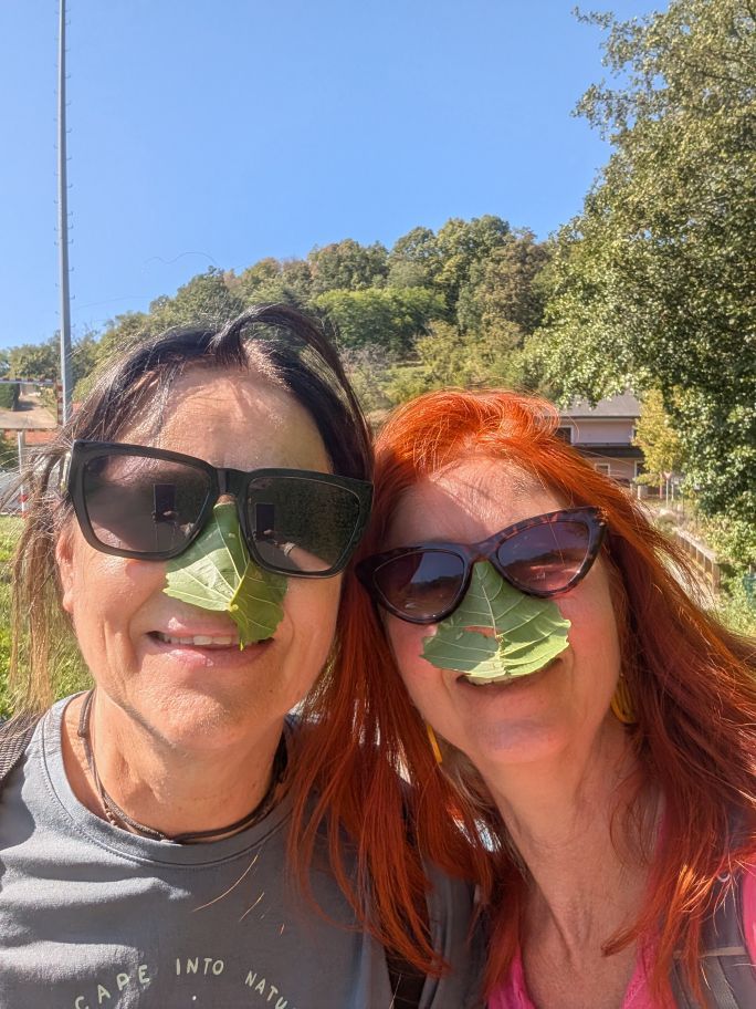 Sabine und Karin mit einem Blatt auf der Nase