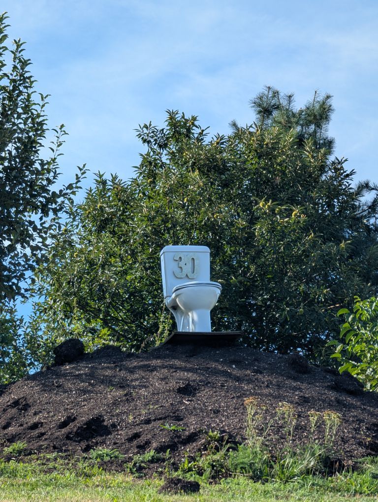 Toilette im Garten auf einem Hügel