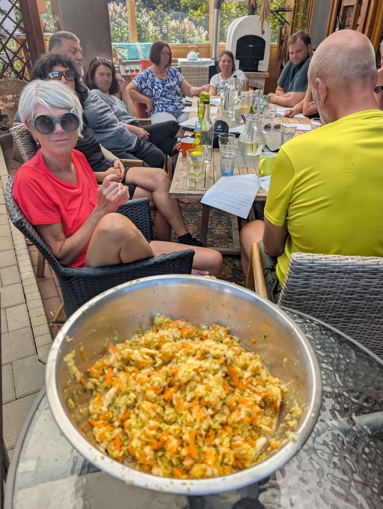 Große Schüssel mit gehacheltem Kraut