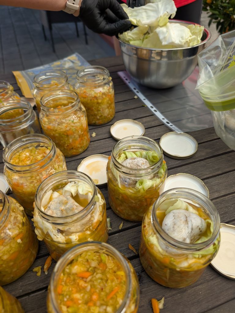 Noch offene Kraut-Gläser