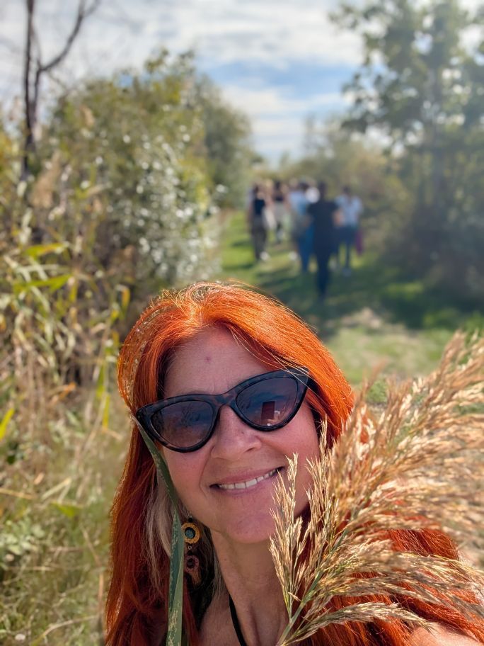 Karin Selfie mit Schilf - im Hintergrund die Gruppe