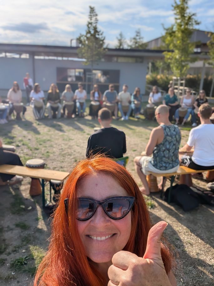 Karin Selfie - im Hintergrund die trommelnde Gruppe
