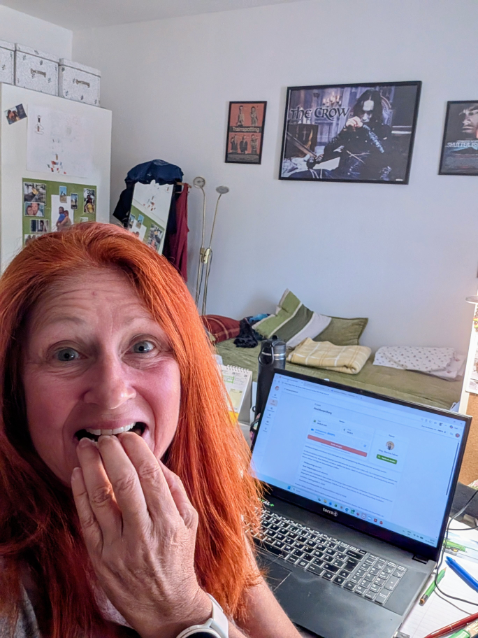 Karin zitternd vor Angst vor dem Laptop