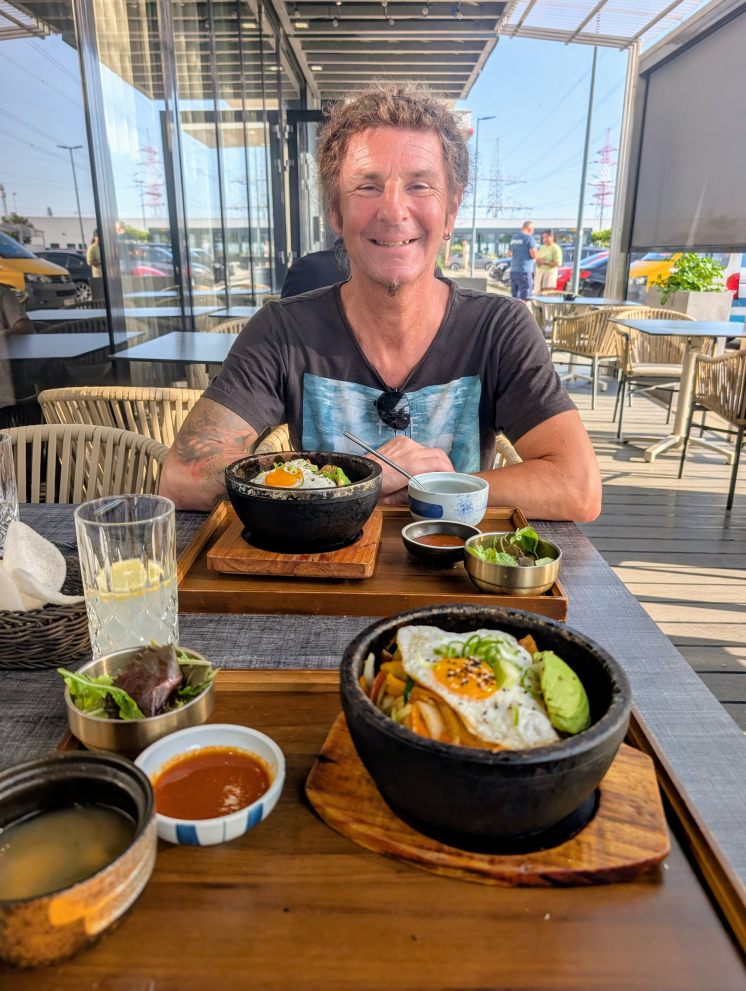 Seppi bei gedecktem Tisch im Restaurant Reiskorn