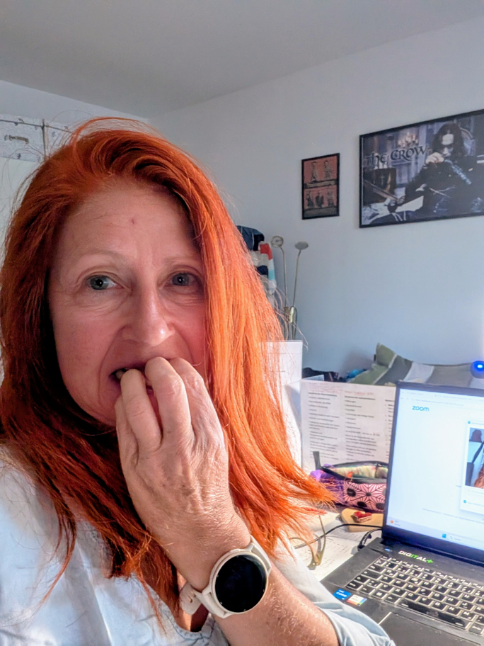 Karin wieder sehr nervös vor dem Laptop
