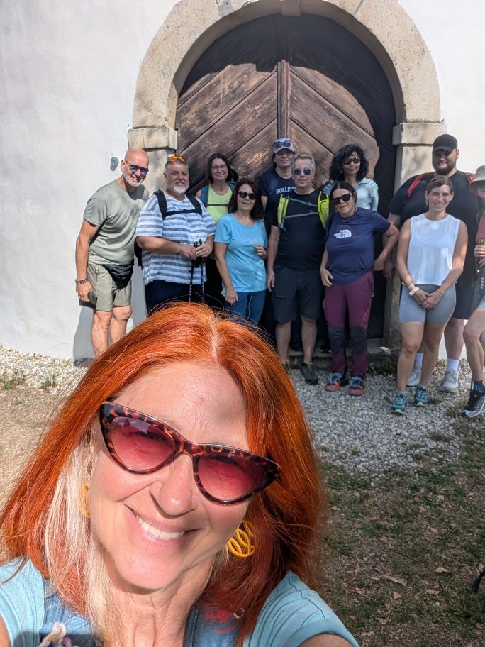 Karin Selfie - im Hintergrund die Fastengruppe vor der Kapelle beim Schloss Kapfenstein.