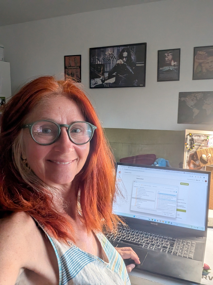 Karin Selfie vor dem Laptop