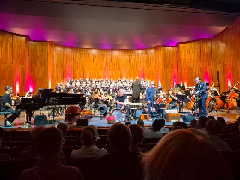 Chor und Orchester auf der Bühne