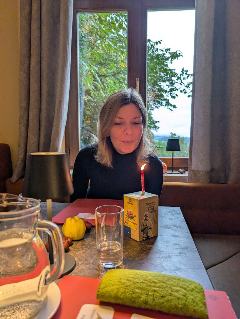 Katrin bläst die Kerze auf ihrem Geburtstagtee aus