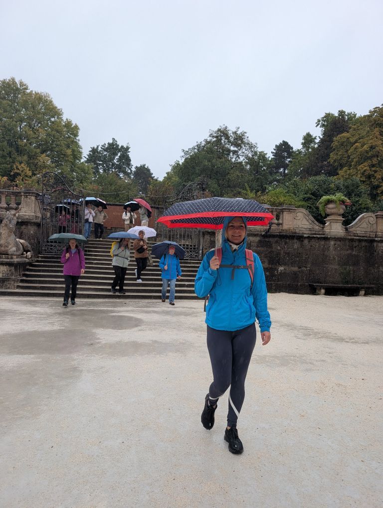 Katrin mit gepunktetem Regenschirm