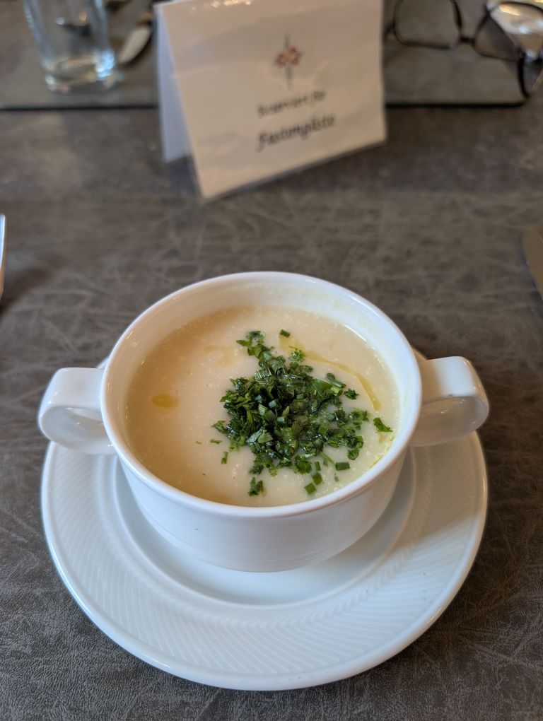 Suppenschüssel mit Suppe und Schnittlauch