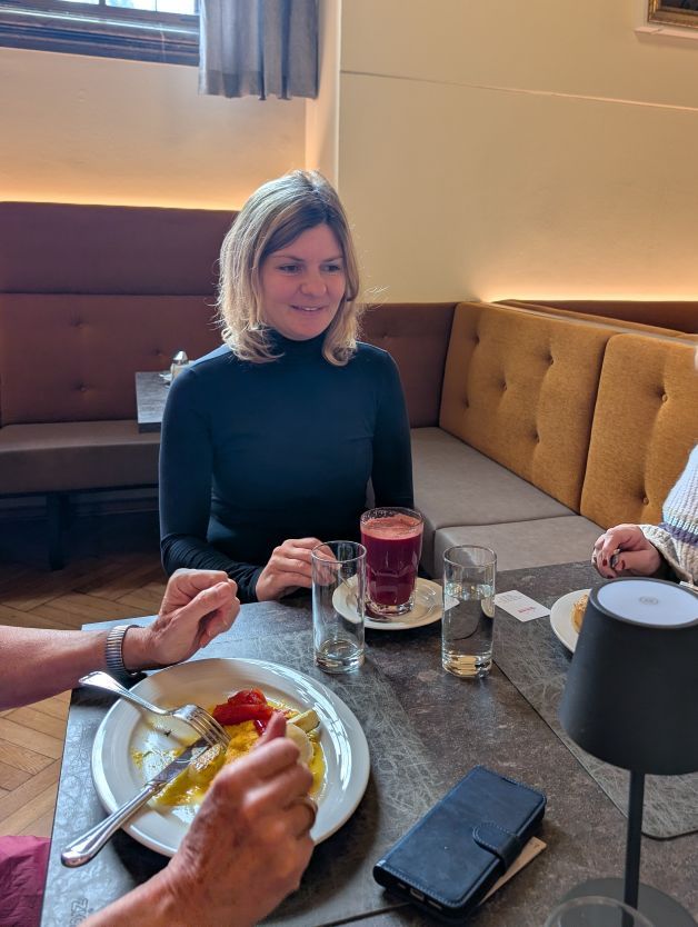 Katrin sitzt mit ihrem Mittagssaft am Esstisch