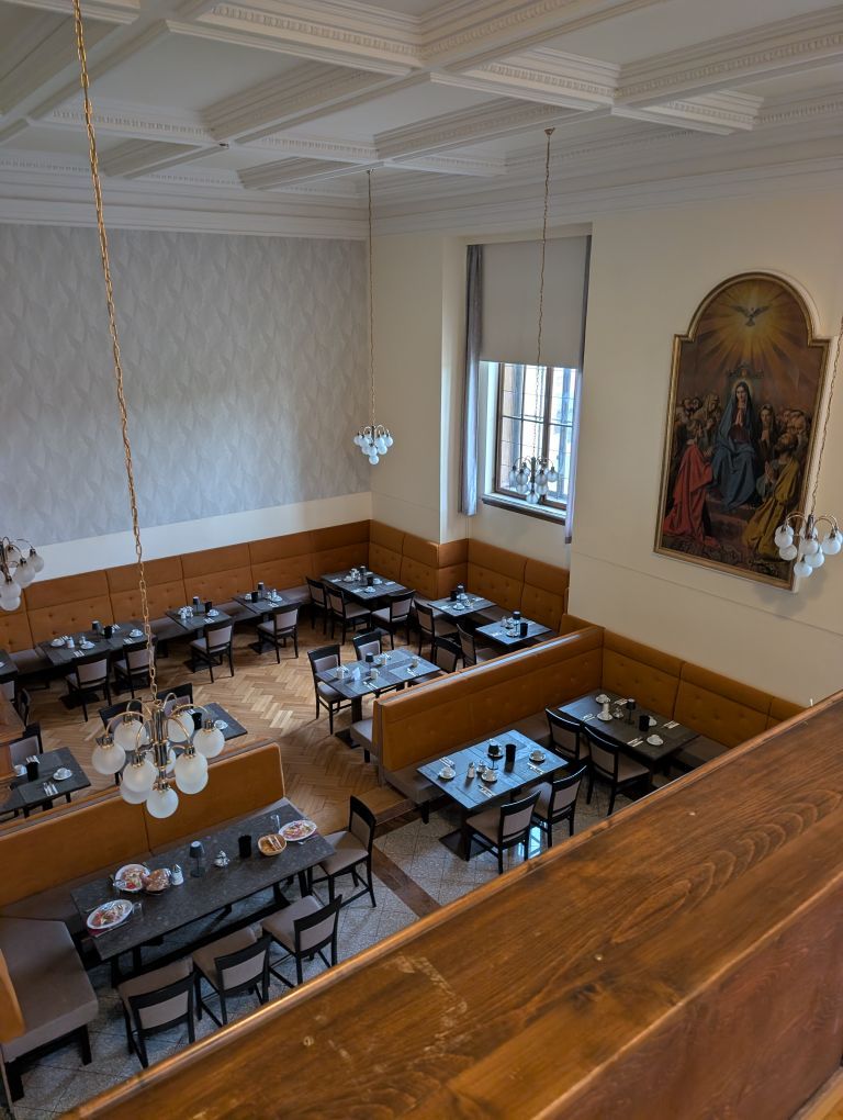 Blick von oben in einen alterwürdigen Speisesaal