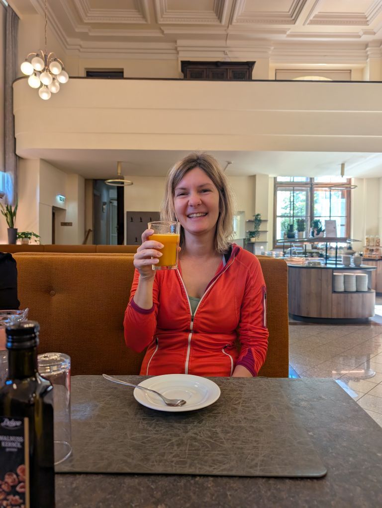 Katrin mit Saft am Mittagstisch