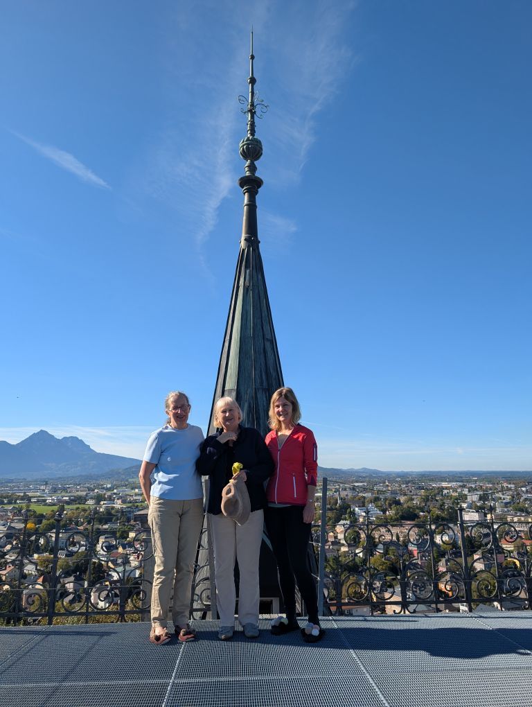 Drei Frauen auf der Dachterrasse - im Hintergrund strahlend blauer Himmel