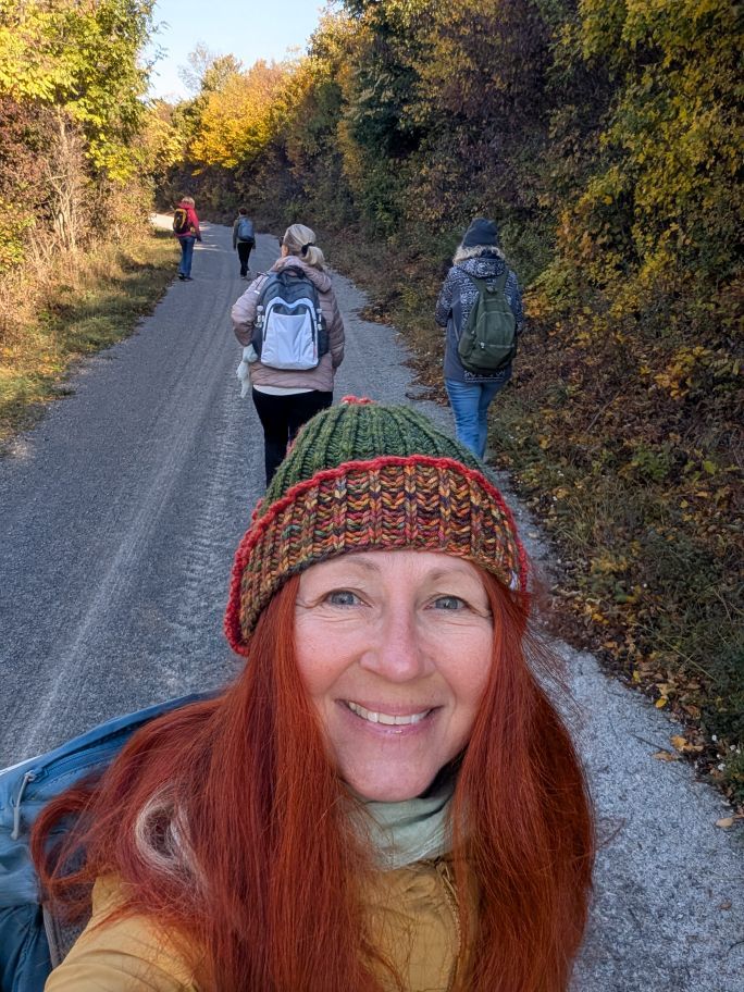 Karin Selfie - im Hintergrund die 4 Wandersfrauen, wie sie bergauf gehen.