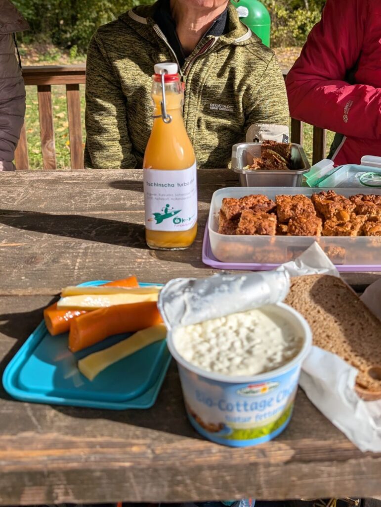 Gedeckter Tisch mit Cottage Cheese, Karotten, Käse usw.