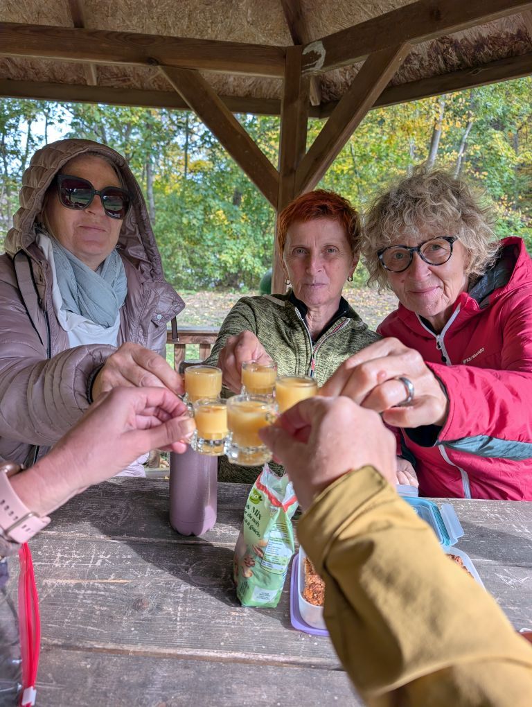 Die Wanderinnen stoßen mit einem Stamperl zusammen